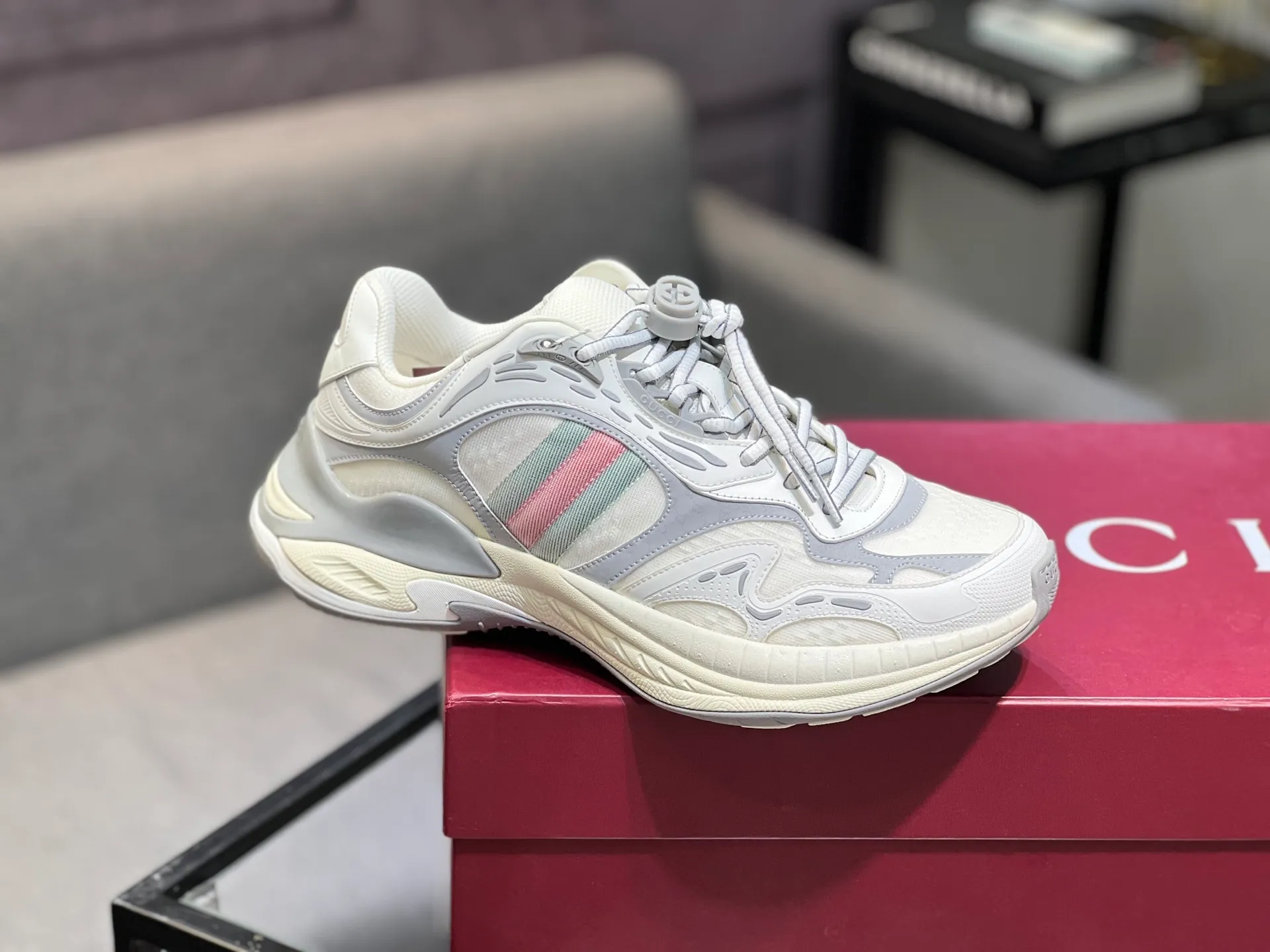 Men's Men's Shoes 💰900 Gucci Gucci 2.0 Sports Shoes Couple's Style Retro Casual Shoes Running Shoes Original Purchase, Development, Production Gucci 2.0 Sports Shoes reinterpret the brand's iconic striped webbing elements. This sneaker reinterprets the iconic details, using thick EVA soles with a smart silhouette, bringing a stable and comfortable wearing experience. Exquisite packaging at the delivery counter. Fabric: original imported cowhide + technical fabrics. Lining: original imported breathable mesh. Sole: original molded ultra-light foam rubber. Bottom thickness: 4CM. Size: 35-40 for women / 39-45 for men.